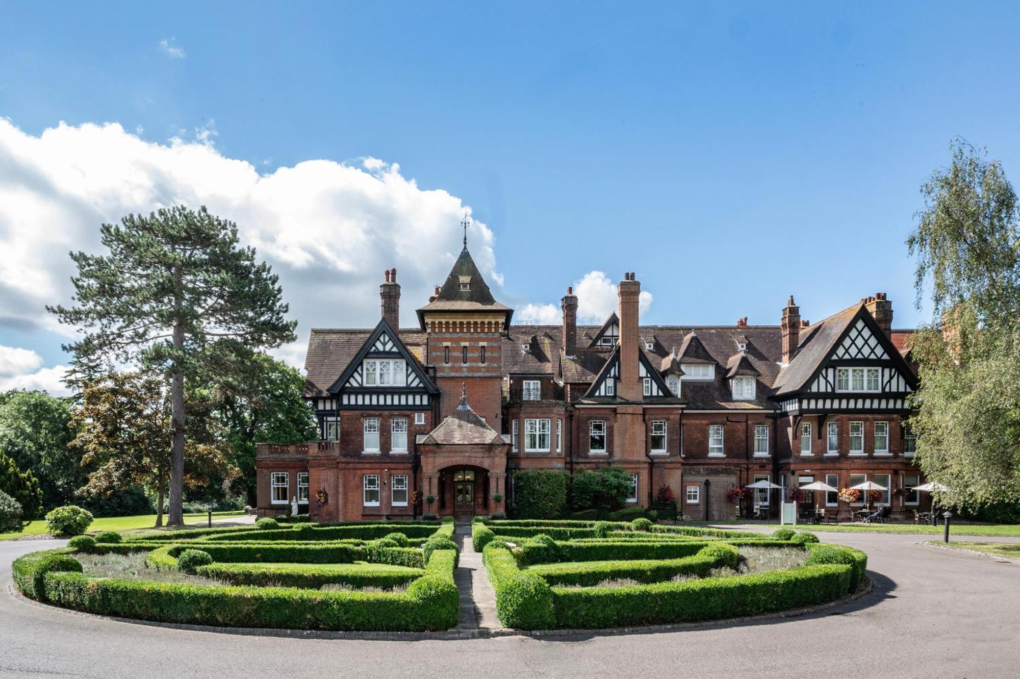 Woodlands Park Hotel Cobham  Esterno foto