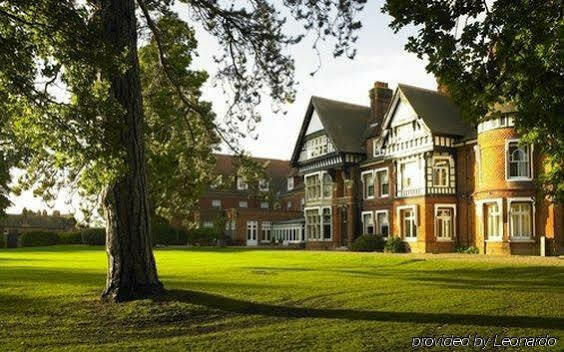 Woodlands Park Hotel Cobham  Esterno foto