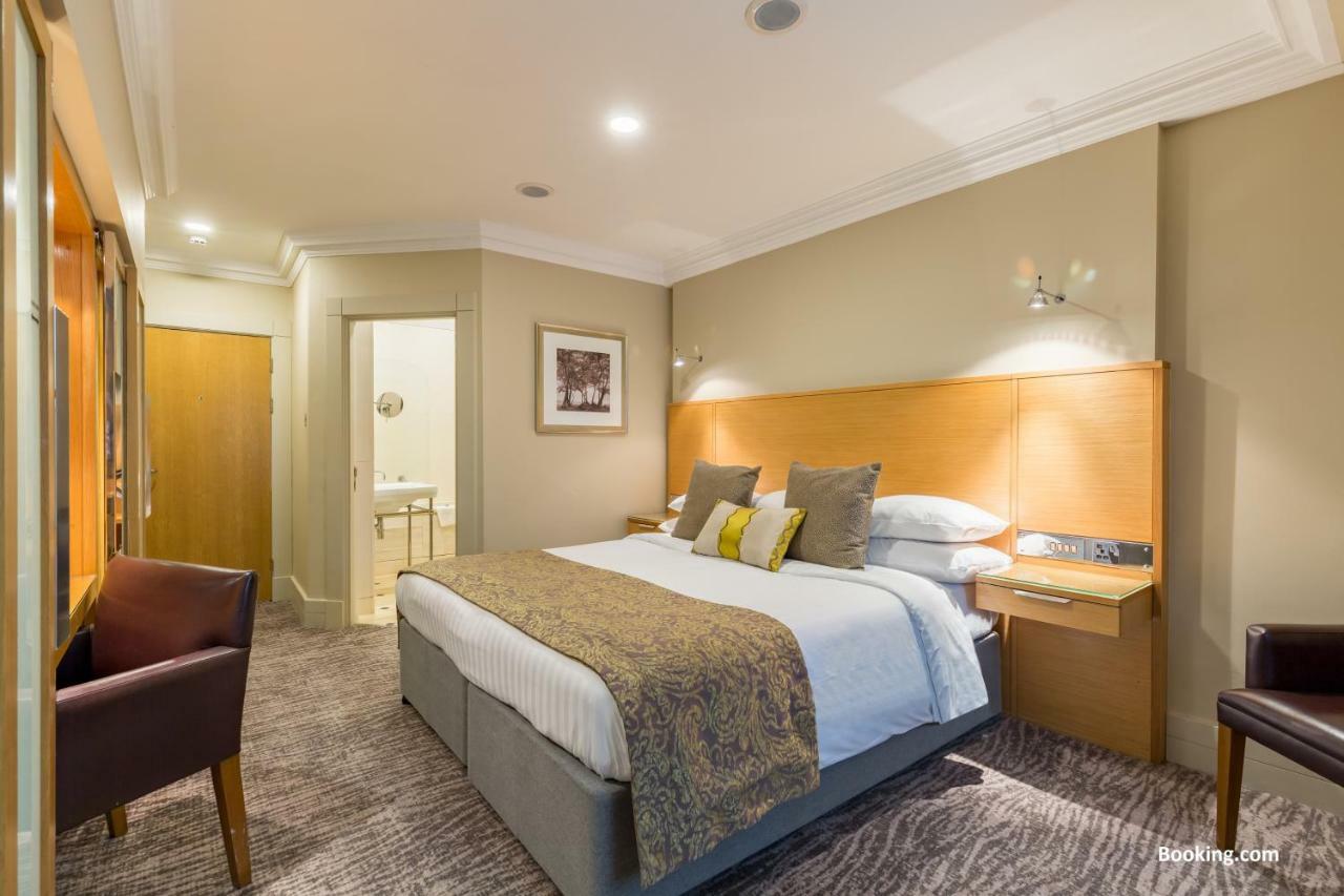 Woodlands Park Hotel Cobham  Esterno foto